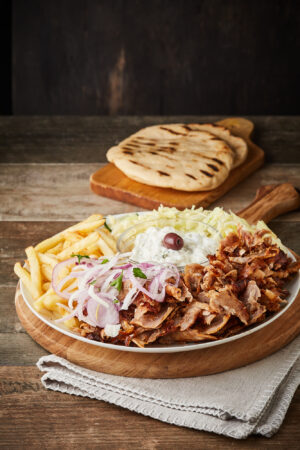 Gyrosteller mit Pommes, Salat und Tzatziki